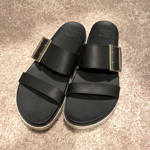 ‘Roaming’ platform sandals
